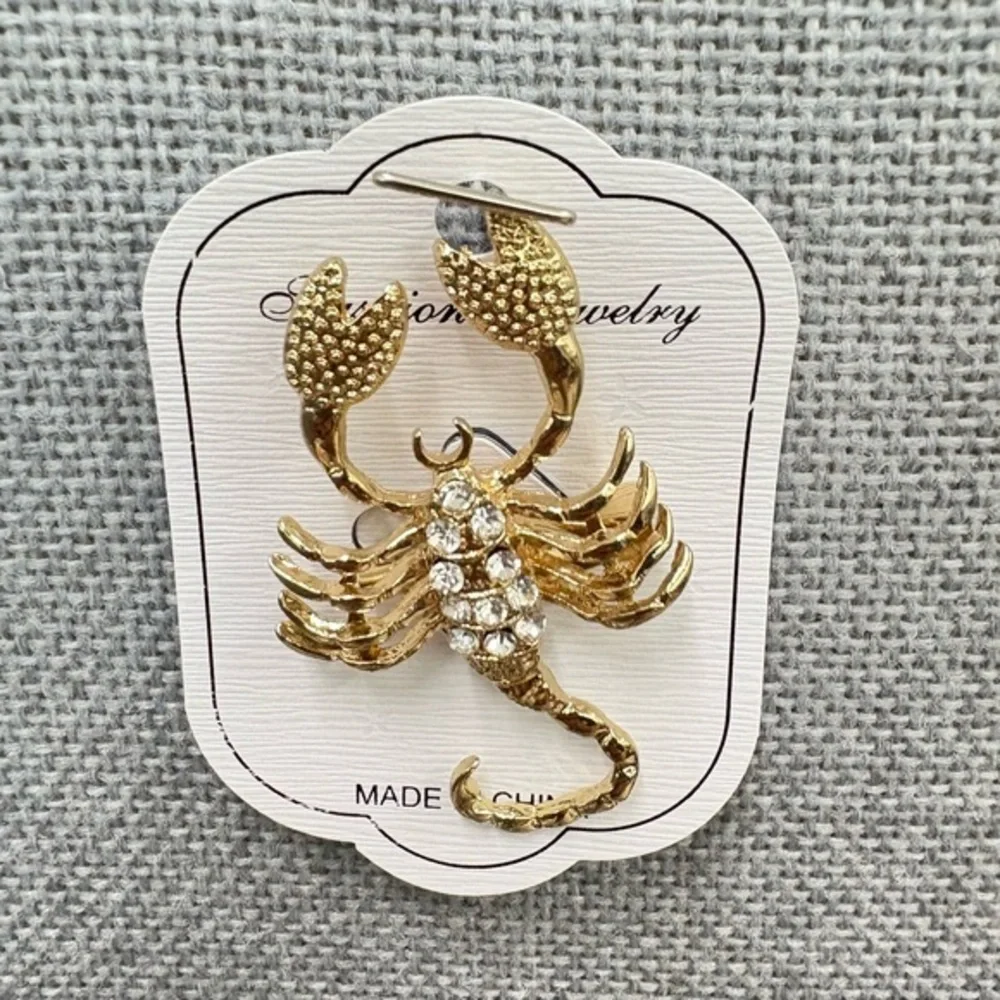 Golden Scorpion‎ Rhinestone Brooch – Fierce Elegance with Vintage Glam Spark new